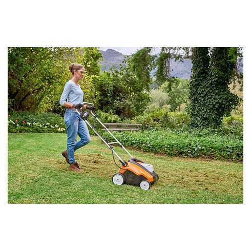 Stihl akkumulátoros gyepszellőztető RLA 240 (1 db AK 30 akkuval és AL 101 töltővel)